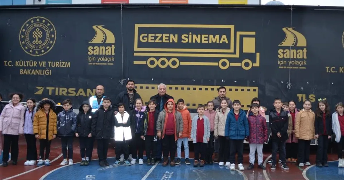 Gezen Sinema yüzlerce durağın heyecanı oldu… Sinemanın rotası Başkent’ten Doğu’ya oldu